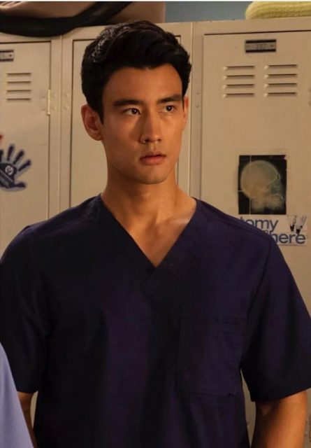 正装空少居然偷偷大片被爆，与欧美老汉激情热吻。 - 51虹马