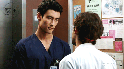 正装空少居然偷偷大片被爆，与欧美老汉激情热吻。 - 51虹马