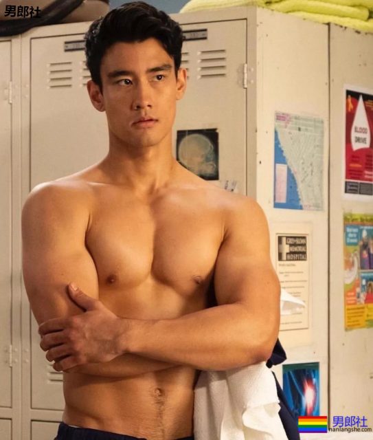 正装空少居然偷偷大片被爆，与欧美老汉激情热吻。 - 51虹马