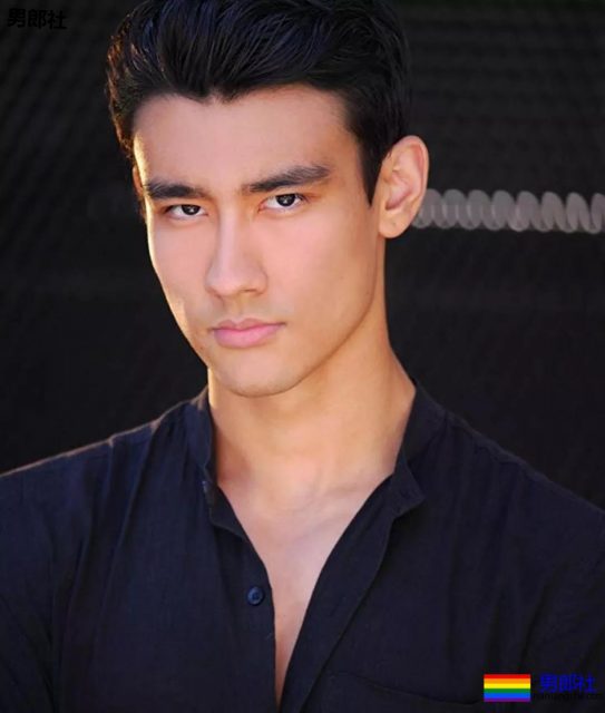 正装空少居然偷偷大片被爆，与欧美老汉激情热吻。 - 51虹马