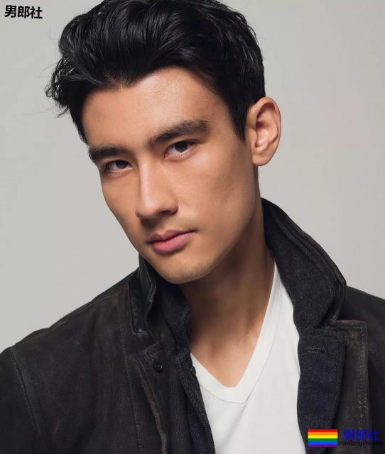 正装空少居然偷偷大片被爆，与欧美老汉激情热吻。 - 51虹马