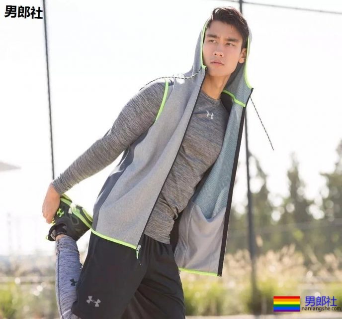 正装空少居然偷偷大片被爆，与欧美老汉激情热吻。 - 51虹马