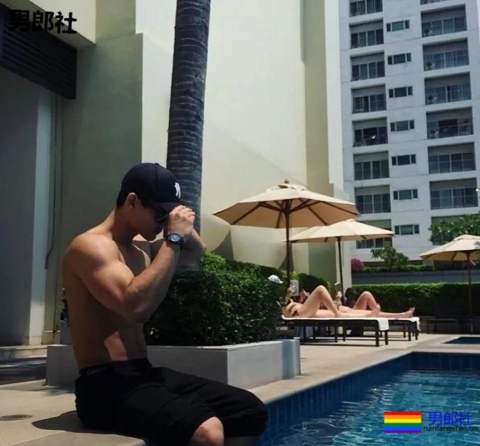 正装空少居然偷偷大片被爆，与欧美老汉激情热吻。 - 51虹马