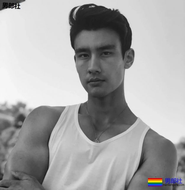 正装空少居然偷偷大片被爆，与欧美老汉激情热吻。 - 51虹马