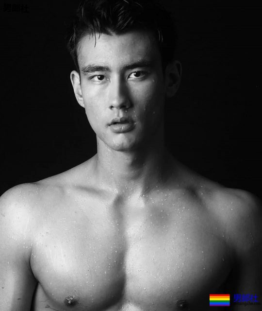 正装空少居然偷偷大片被爆，与欧美老汉激情热吻。 - 51虹马