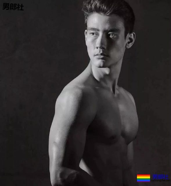 正装空少居然偷偷大片被爆，与欧美老汉激情热吻。 - 51虹马