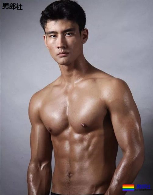 正装空少居然偷偷大片被爆，与欧美老汉激情热吻。 - 51虹马