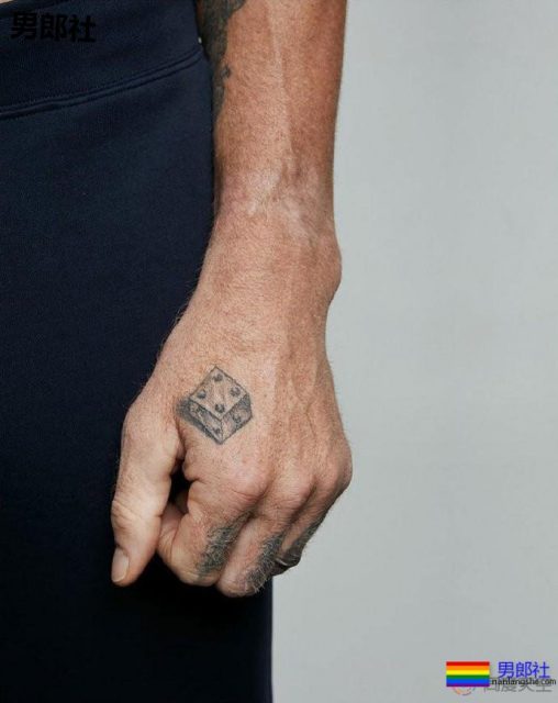 作为《男士健康》封面名人,英国出柜球星展现力量 - 51虹马 作为《男士健康》封面名人,英国出柜球星展现力量 - 51虹马