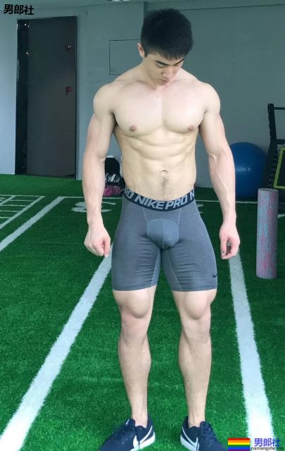 商务正装，大胸宽臂，大腿更结实 - 51虹马