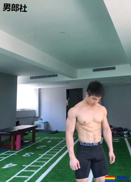 商务正装，大胸宽臂，大腿更结实 - 51虹马