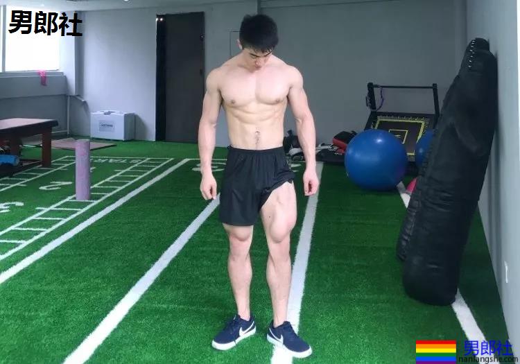 商务正装，大胸宽臂，大腿更结实 - 51虹马