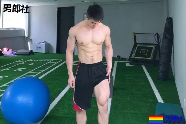 商务正装，大胸宽臂，大腿更结实 - 51虹马