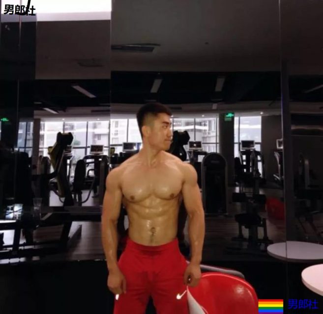 商务正装，大胸宽臂，大腿更结实 - 51虹马