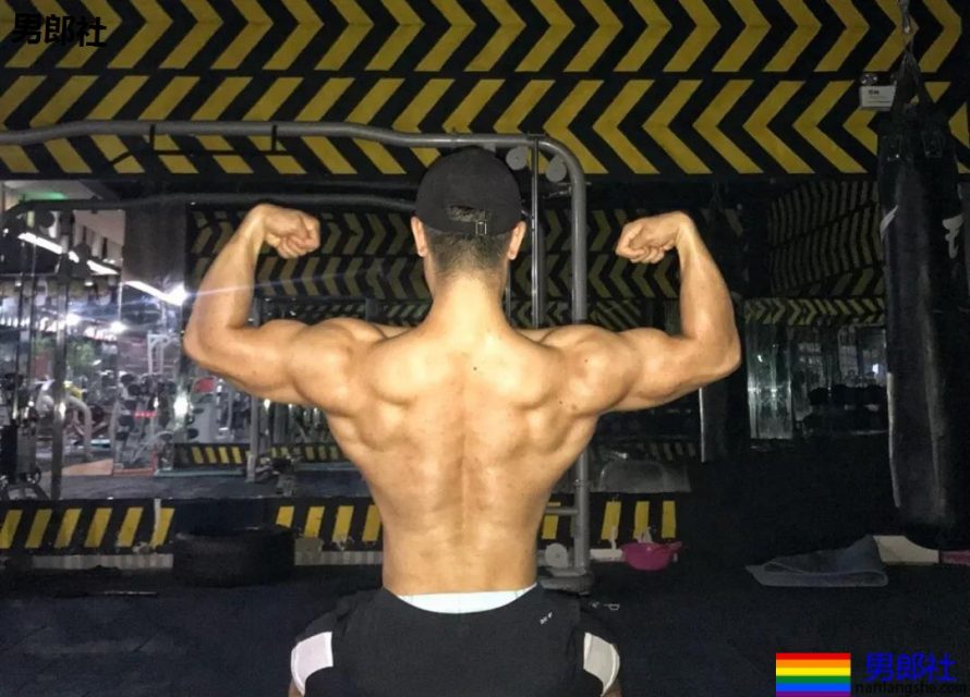 商务正装，大胸宽臂，大腿更结实 - 51虹马