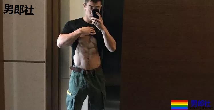 商务正装，大胸宽臂，大腿更结实 - 51虹马