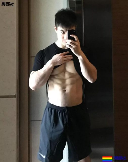 商务正装，大胸宽臂，大腿更结实 - 51虹马