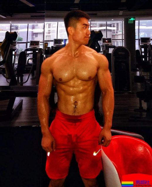 商务正装，大胸宽臂，大腿更结实 - 51虹马