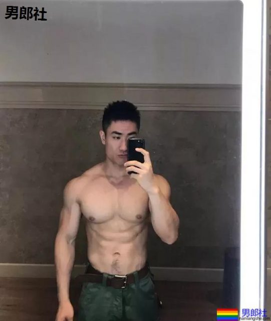 商务正装，大胸宽臂，大腿更结实 - 51虹马