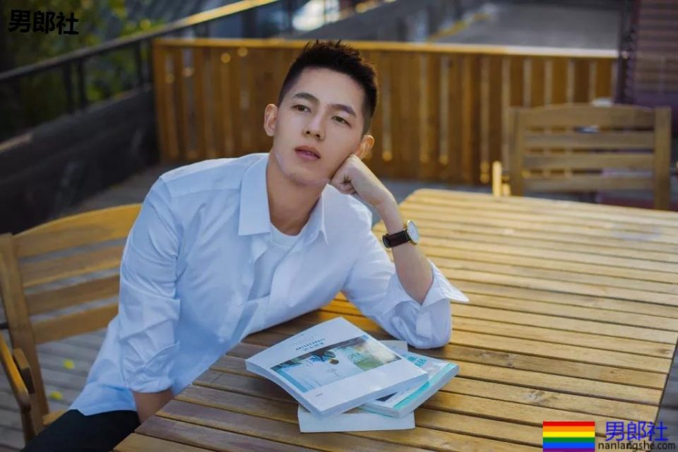 比李现还嫩!？正装制服小狼狗够长直，口水忍不住了！ - 51虹马