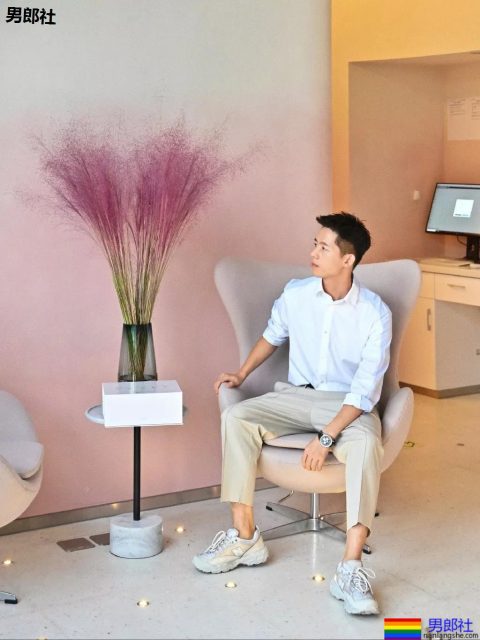 比李现还嫩!？正装制服小狼狗够长直，口水忍不住了！ - 51虹马