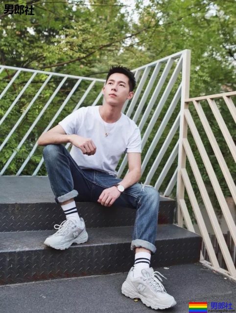 比李现还嫩!？正装制服小狼狗够长直，口水忍不住了！ - 51虹马