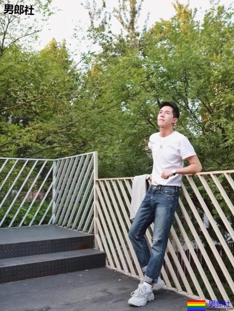 比李现还嫩!？正装制服小狼狗够长直，口水忍不住了！ - 51虹马