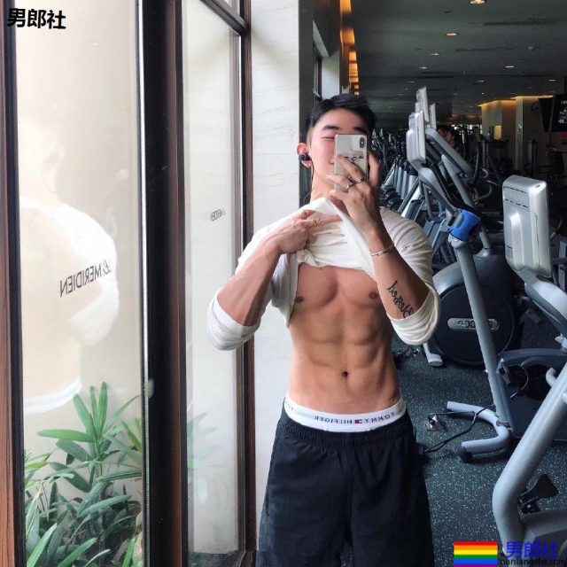 奶凶奶凶的"颜肉双修"小奶狼，童颜腹肌小筋肉，想A爆他！ - 51虹马