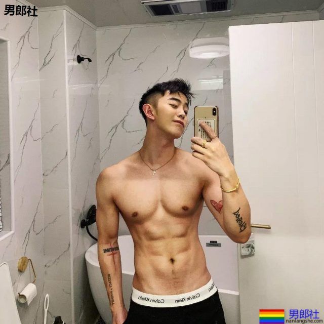 奶凶奶凶的"颜肉双修"小奶狼，童颜腹肌小筋肉，想A爆他！ - 51虹马