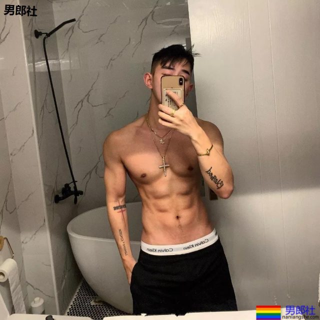 奶凶奶凶的"颜肉双修"小奶狼，童颜腹肌小筋肉，想A爆他！ - 51虹马