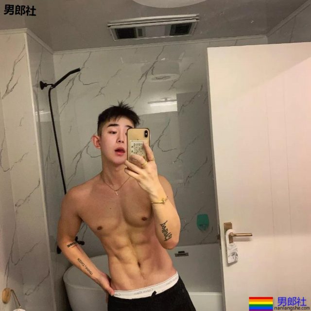 奶凶奶凶的"颜肉双修"小奶狼，童颜腹肌小筋肉，想A爆他！ - 51虹马