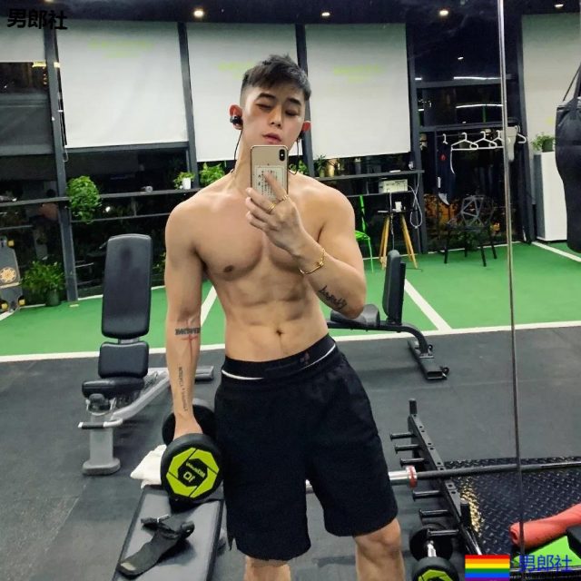 奶凶奶凶的"颜肉双修"小奶狼，童颜腹肌小筋肉，想A爆他！ - 51虹马