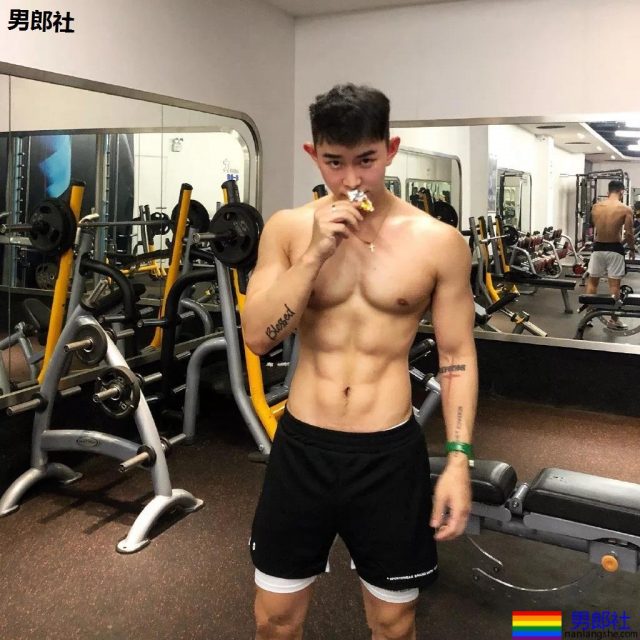 奶凶奶凶的"颜肉双修"小奶狼，童颜腹肌小筋肉，想A爆他！ - 51虹马