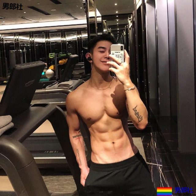 奶凶奶凶的"颜肉双修"小奶狼，童颜腹肌小筋肉，想A爆他！ - 51虹马