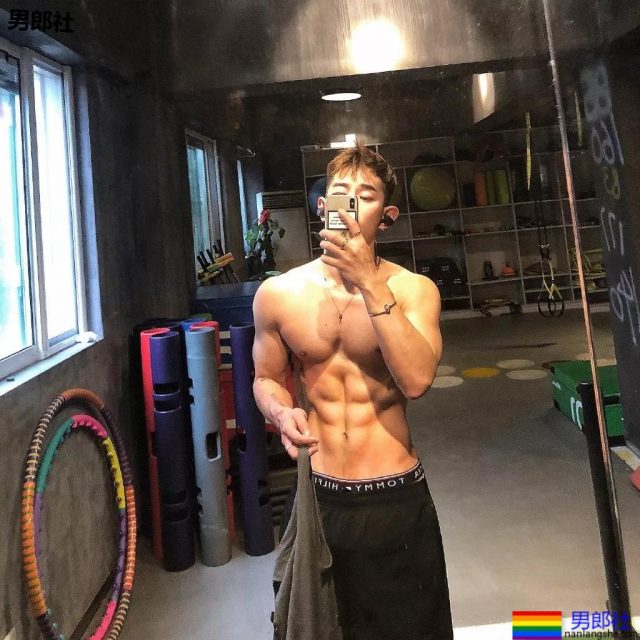 奶凶奶凶的"颜肉双修"小奶狼，童颜腹肌小筋肉，想A爆他！ - 51虹马