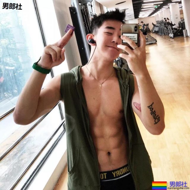 奶凶奶凶的"颜肉双修"小奶狼，童颜腹肌小筋肉，想A爆他！ - 51虹马