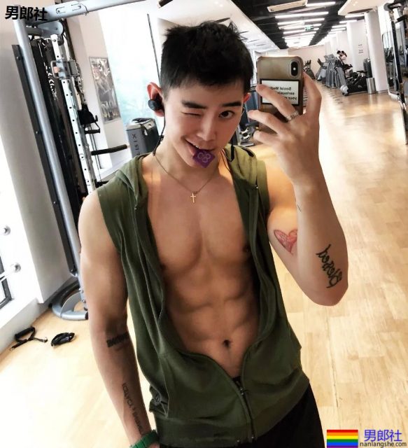 奶凶奶凶的"颜肉双修"小奶狼，童颜腹肌小筋肉，想A爆他！ - 51虹马