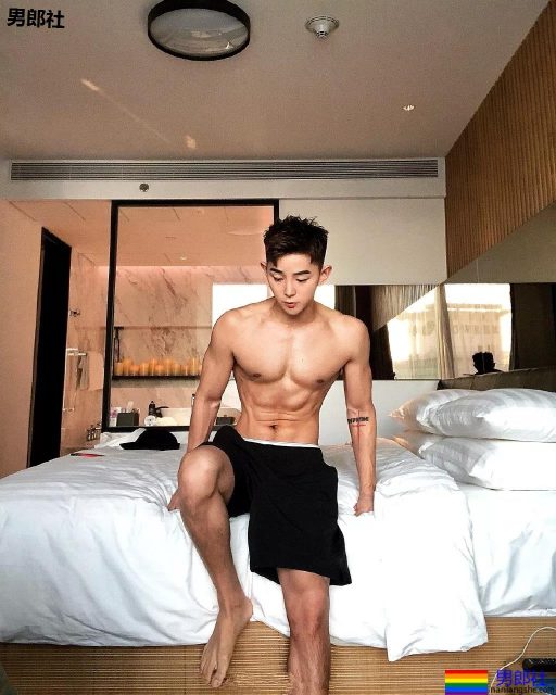 奶凶奶凶的"颜肉双修"小奶狼，童颜腹肌小筋肉，想A爆他！ - 51虹马