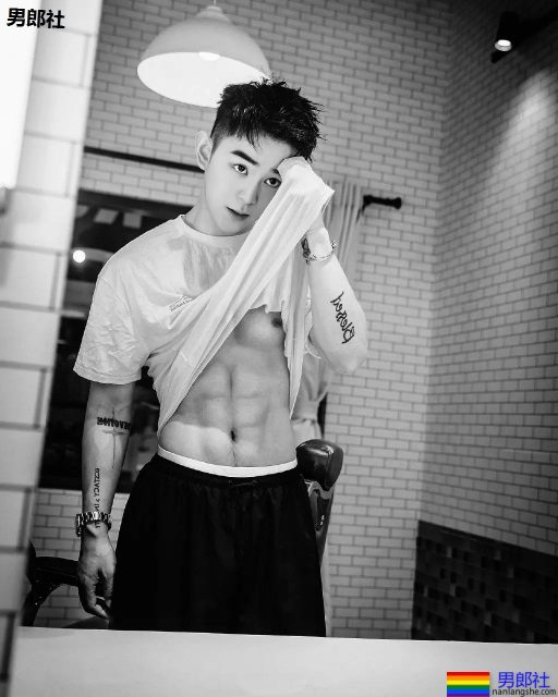 奶凶奶凶的"颜肉双修"小奶狼，童颜腹肌小筋肉，想A爆他！ - 51虹马