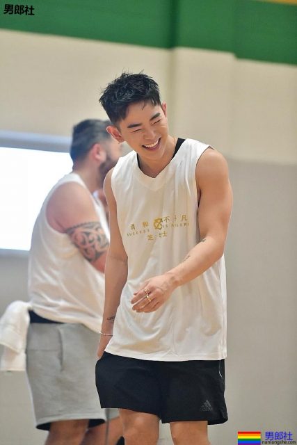 奶凶奶凶的"颜肉双修"小奶狼，童颜腹肌小筋肉，想A爆他！ - 51虹马