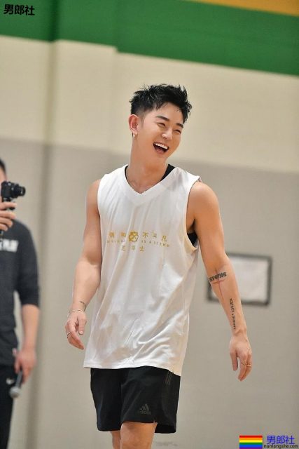 奶凶奶凶的"颜肉双修"小奶狼，童颜腹肌小筋肉，想A爆他！ - 51虹马