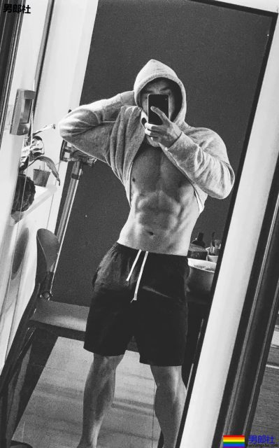 帅哥花样“炫腹”！这样的男朋友我可以 - 51虹马