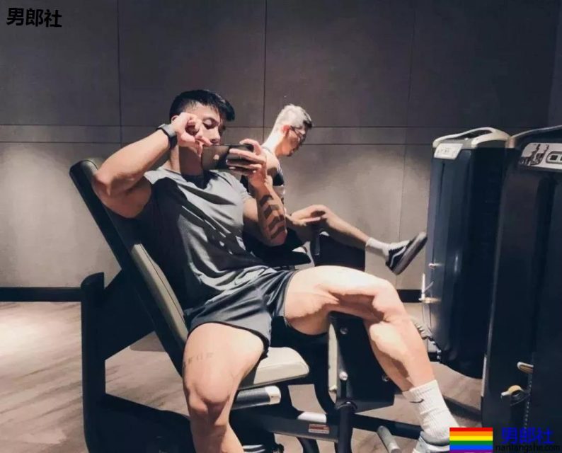 帅哥花样“炫腹”！这样的男朋友我可以 - 51虹马