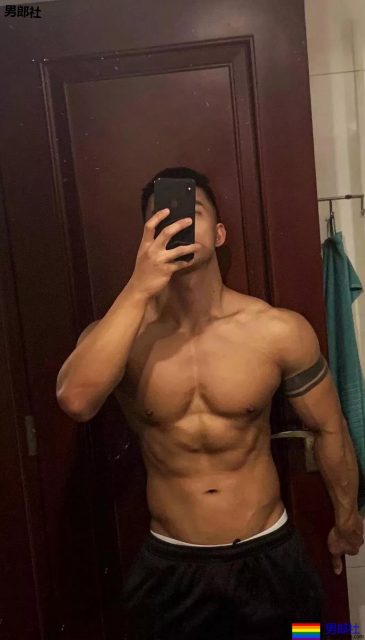 帅哥花样“炫腹”！这样的男朋友我可以 - 51虹马