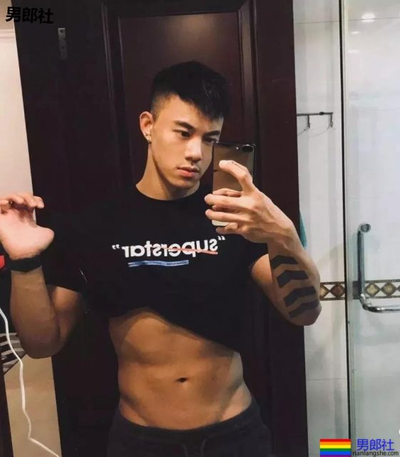 帅哥花样“炫腹”！这样的男朋友我可以 - 51虹马