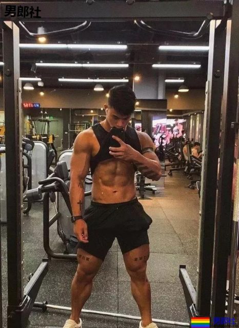 帅哥花样“炫腹”！这样的男朋友我可以 - 51虹马