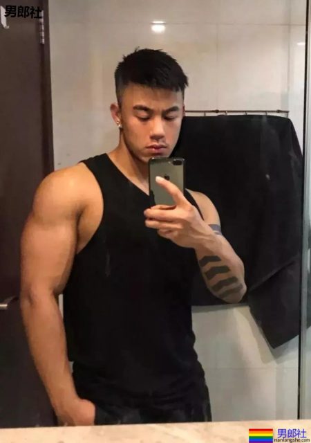 帅哥花样“炫腹”！这样的男朋友我可以 - 51虹马