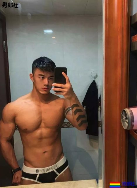 帅哥花样“炫腹”！这样的男朋友我可以 - 51虹马