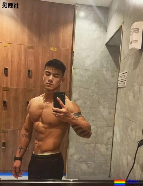 帅哥花样“炫腹”！这样的男朋友我可以 - 51虹马