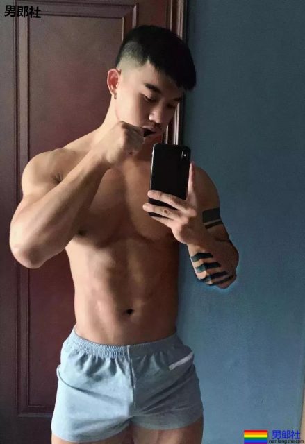 帅哥花样“炫腹”！这样的男朋友我可以 - 51虹马