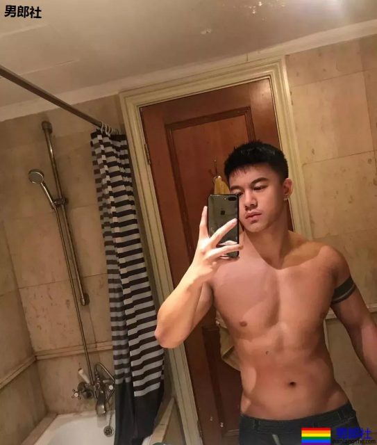 帅哥花样“炫腹”！这样的男朋友我可以 - 51虹马